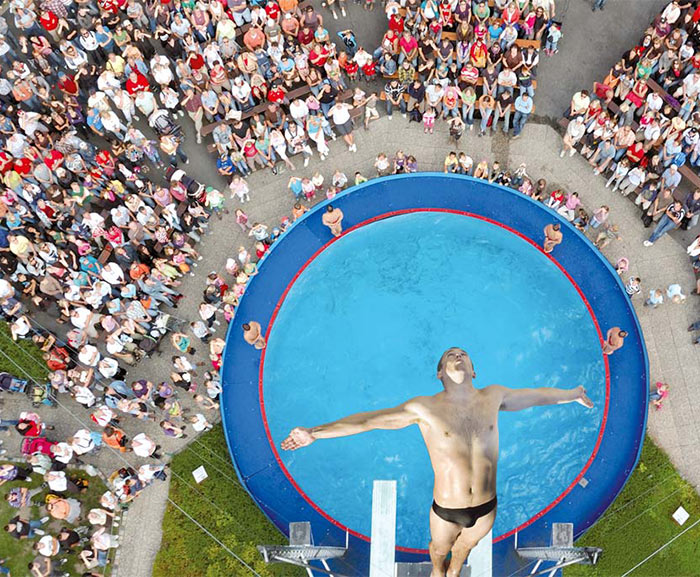 Ein Acapulco-Springer des Freizeitparks Geiselwind springt aus 23 Metern Höhe in ein durch Flüssiggas beheiztes Poolbecken.