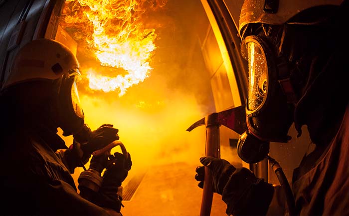 Feuerwehr Gelsenkirchen simuliert Trainingsbrände mit Flüssiggas.