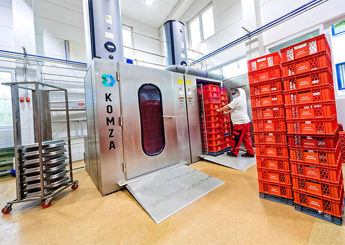 Foto der Reinigung der Brötchen Kisten in der Großbäckerei Kistenpfennig in München, Erfahrungen, Kundenprojekte mit Flüssiggas von PROGAS