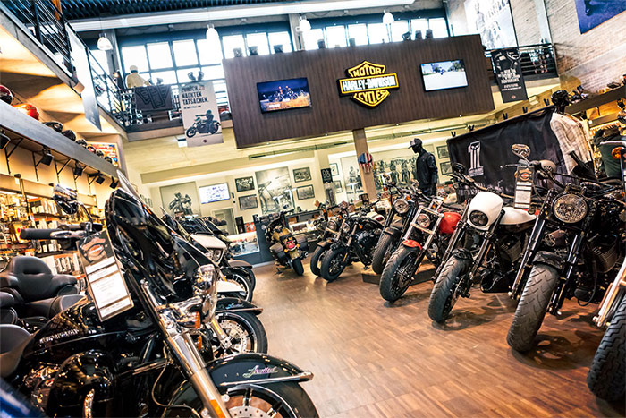 Foto der Innenräume des House of Flames. Zu sehen sind zwei Reihen von Harley Davidson Bikes, die zum Verkauf stehen.