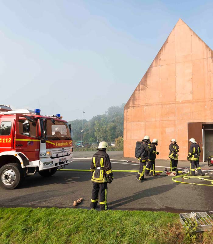 Die Feuerwehr in Gelsenkirchen steht vor einem Brandhaus. Hier wird mit Flüssiggas ein Feuer simuliert. 