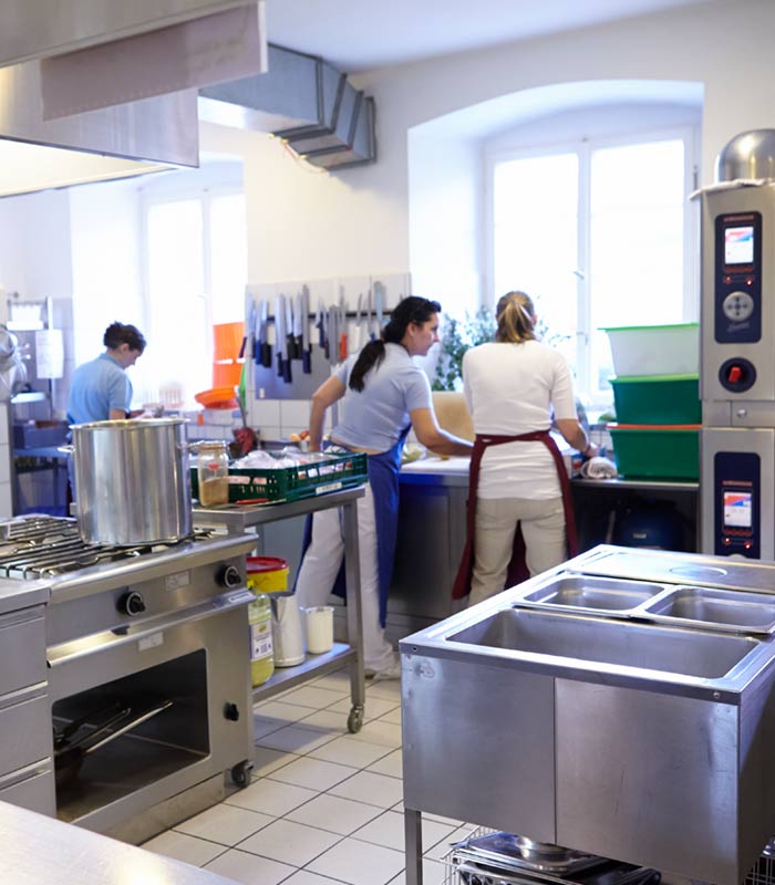 Die Küche der Feien Waldorfschule Engelberg. Hier wird täglich mit Flüssiggas gekocht. 