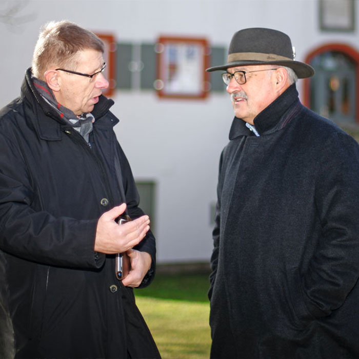 Der Bürgermeister Manfred Merz (rechts) im Gespräch mit dem PROGAS-Verkauflsleiter Reinhard Hahn (links). Sie stehen vor dem Rathaus der Gemeinde Aurach.