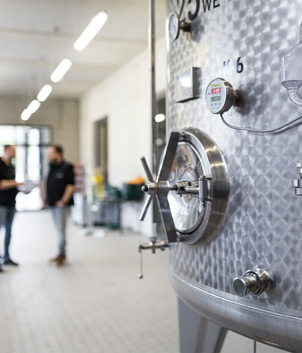 Foto aus dem Weingut Weber, das Flüssiggas von PROGAS für die Trocknung seiner Nüsse nutzt. Zu sehen ist eine Druckkammer und ein Ausschnitt eines Korridors. Erfahrung, Kundenprojekt