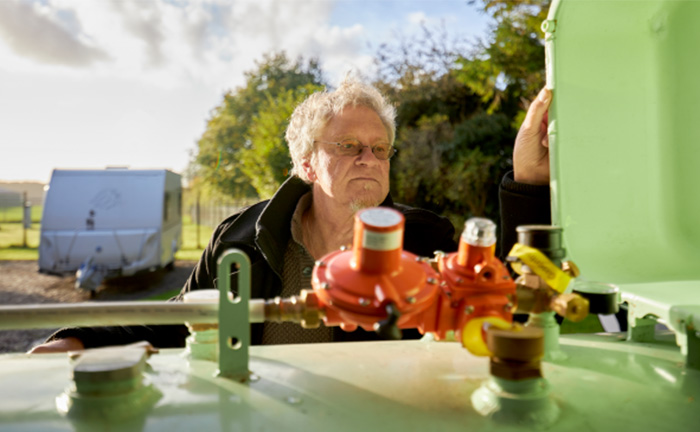 Piet Endruschat begutachtet die Ventile am Flüssiggastank.
