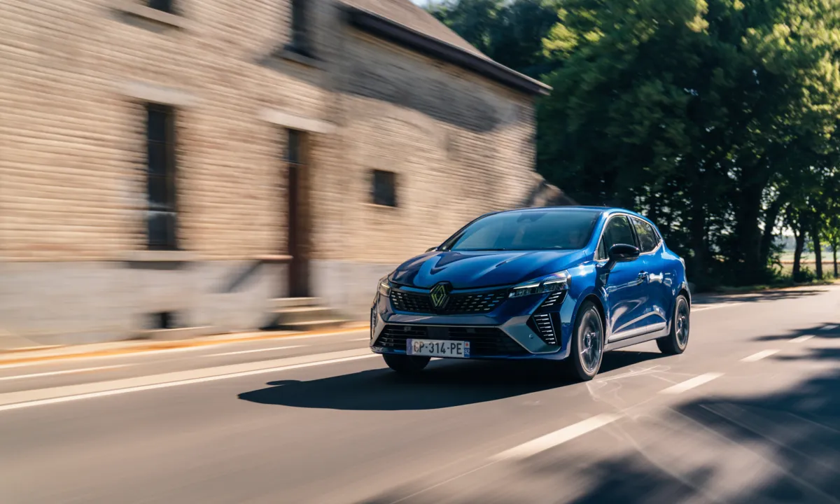 Aufnahme eines blauen Renault Clio