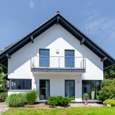 Weißes Haus mit Spitzdach