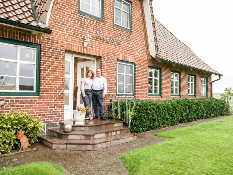 Die Familie Petersen beheizt ihr 350 Quadratmeter großes Lehmhaus künftig mit biogenem Flüssiggas von PROGAS. 