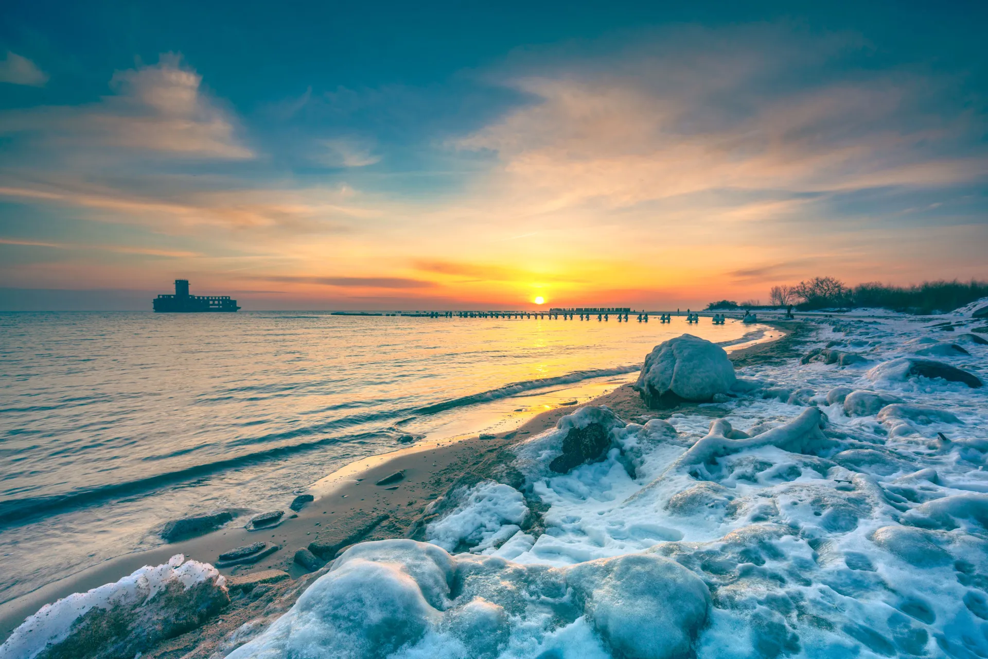 Strand mit Schnee bedeckt