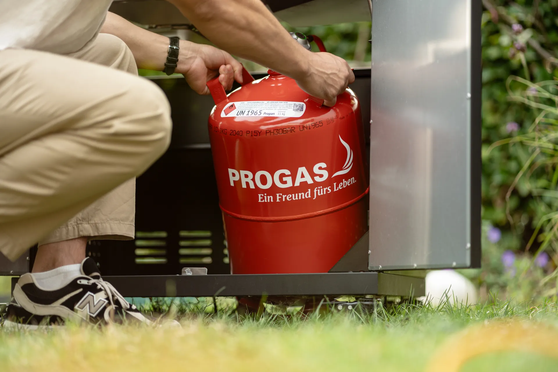 Handgriff vor dem Anpfiff: PROGAS‑Gasflasche betreibt den Gasgrill 