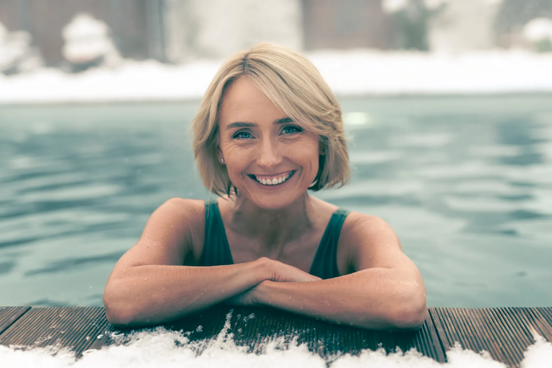 Frau im Pool